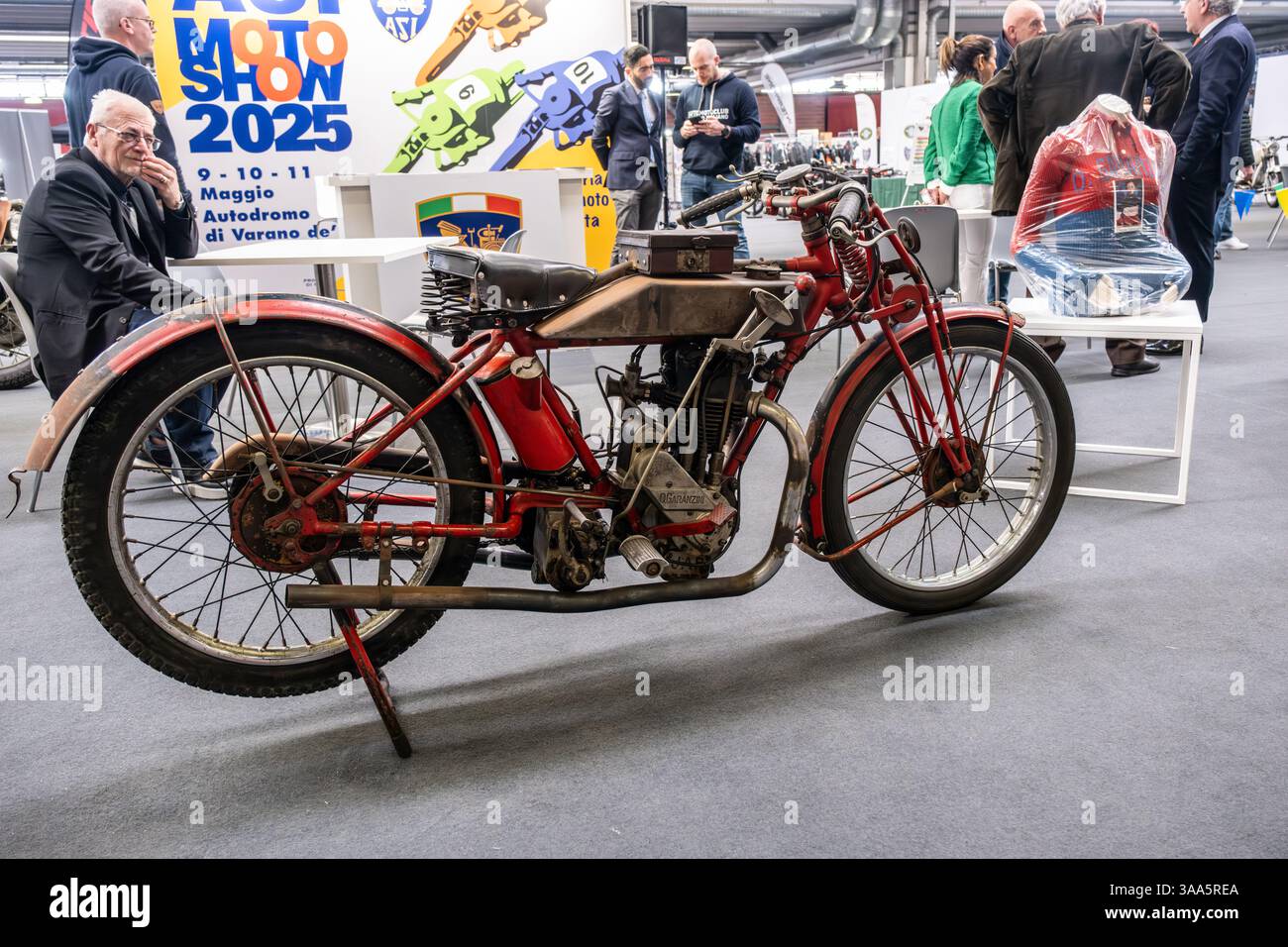 Modea, Italie : 2025 03 30 Motor Fest Expo Motorbike Une moto vintage rouge et argent DKW ZSW 500. Photo de haute qualité Banque D'Images