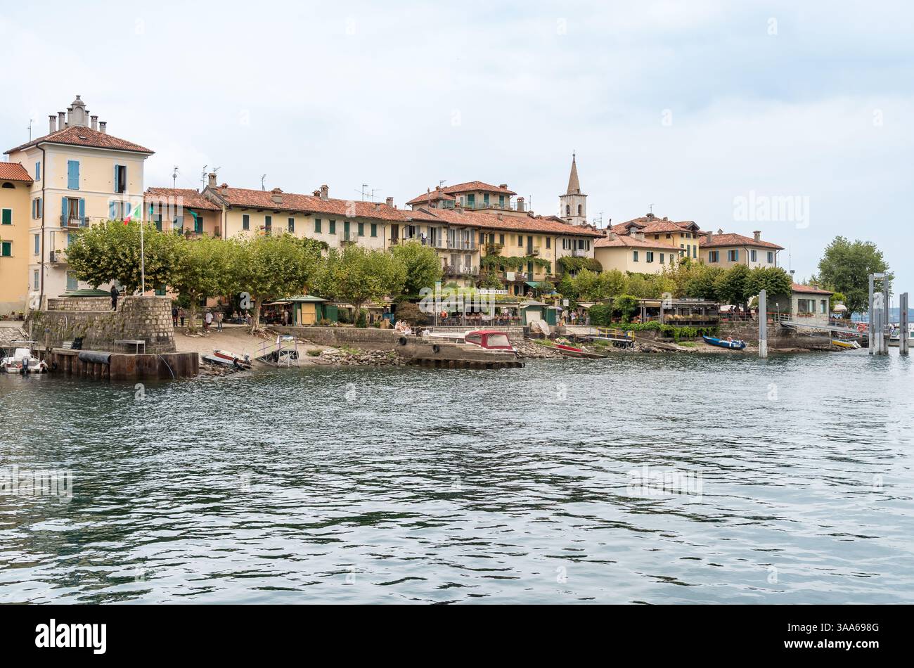 Stresa, Piémont, Italie - 6 septembre 2022 : vue de l'Isola dei Pescatori (île des pêcheurs) sur le lac majeur, dans le cadre de la tournée des îles Borromées. Banque D'Images