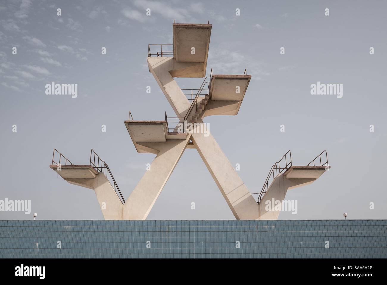 La piscine olympique et ses plongeons au stade multisport Modibo Keita à Bamako, Mali, le 2 mai 2016. La piscine olympique du stade Modibo Keita a été construite en 1967 par l'ex-URSS. Le Mali devait alors accueillir les Jeux africains en 1969, mais ils ont été annulés à la suite d'un coup d'État militaire en 1968. Il a finalement été fermé en 2005 en raison de son état délabré, puis rouvert en 2010 par le président Amadou Toumani Toure (ATT) à la suite de travaux de rénovation effectués par une entreprise chinoise. - 02/05/2016 - Mali/District de Bamako/Bamako - Nicolas Remene/le Pictorium Banque D'Images