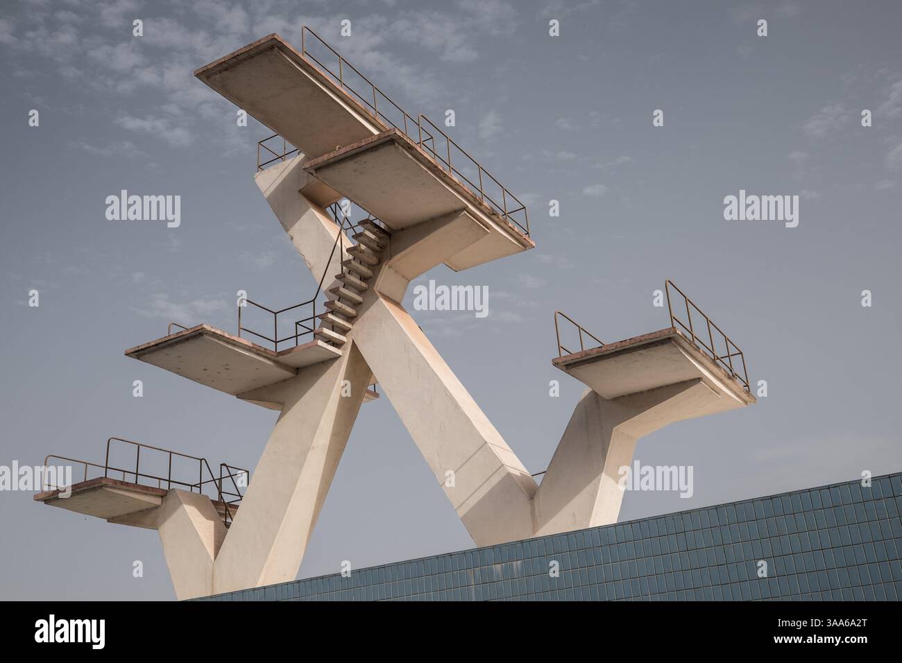 La piscine olympique et ses plongeons au stade multisport Modibo Keita à Bamako, Mali, le 2 mai 2016. La piscine olympique du stade Modibo Keita a été construite en 1967 par l'ex-URSS. Le Mali devait alors accueillir les Jeux africains en 1969, mais ils ont été annulés à la suite d'un coup d'État militaire en 1968. Il a finalement été fermé en 2005 en raison de son état délabré, puis rouvert en 2010 par le président Amadou Toumani Toure (ATT) à la suite de travaux de rénovation effectués par une entreprise chinoise. - 02/05/2016 - Mali/District de Bamako/Bamako - Nicolas Remene/le Pictorium Banque D'Images