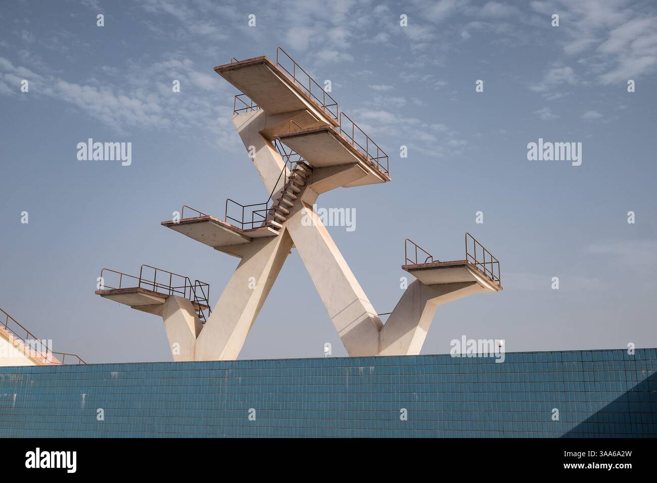 La piscine olympique et ses plongeons au stade multisport Modibo Keita à Bamako, Mali, le 2 mai 2016. La piscine olympique du stade Modibo Keita a été construite en 1967 par l'ex-URSS. Le Mali devait alors accueillir les Jeux africains en 1969, mais ils ont été annulés à la suite d'un coup d'État militaire en 1968. Il a finalement été fermé en 2005 en raison de son état délabré, puis rouvert en 2010 par le président Amadou Toumani Toure (ATT) à la suite de travaux de rénovation effectués par une entreprise chinoise. - 02/05/2016 - Mali/District de Bamako/Bamako - Nicolas Remene/le Pictorium Banque D'Images