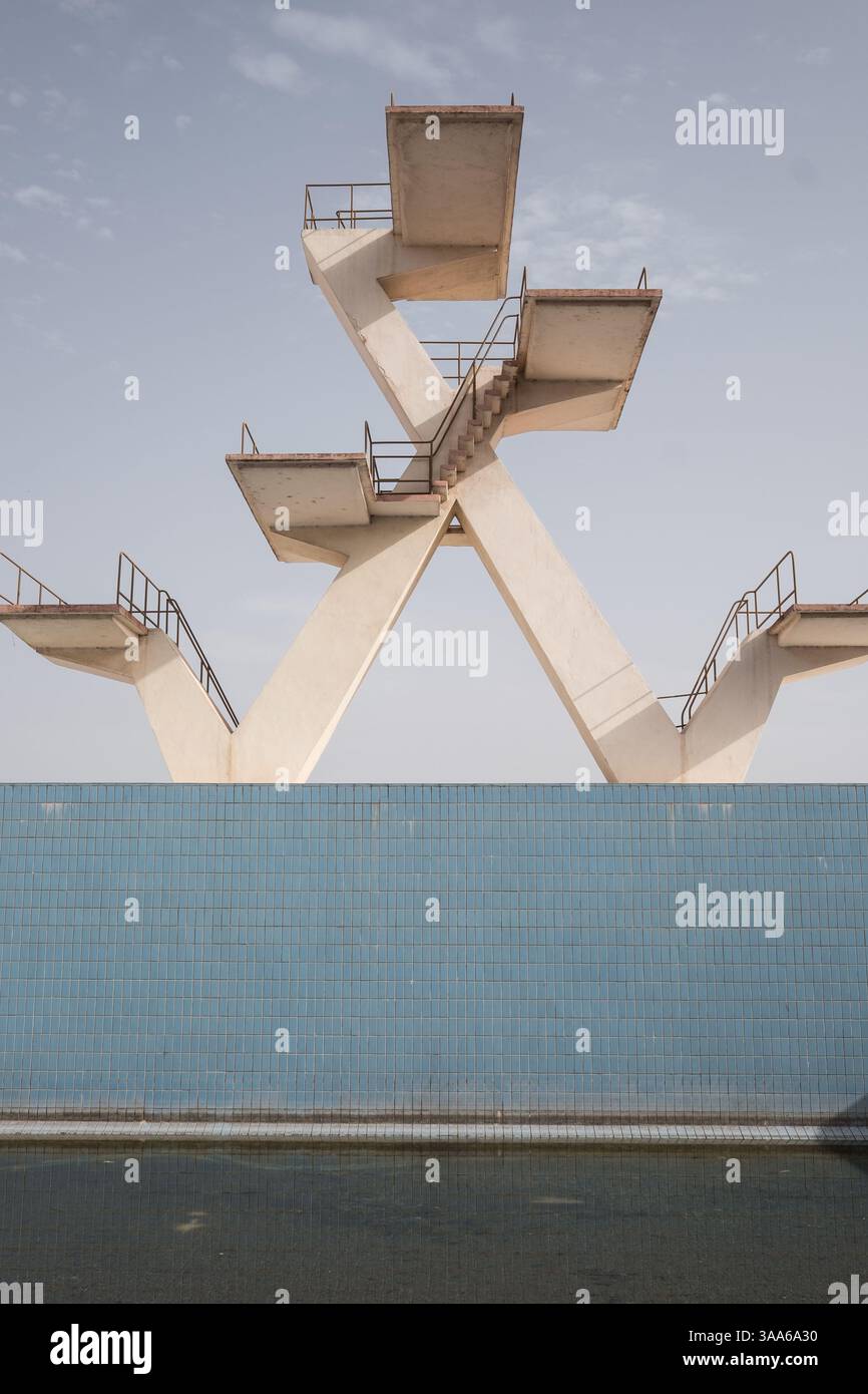 La piscine olympique et ses plongeons au stade multisport Modibo Keita à Bamako, Mali, le 2 mai 2016. La piscine olympique du stade Modibo Keita a été construite en 1967 par l'ex-URSS. Le Mali devait alors accueillir les Jeux africains en 1969, mais ils ont été annulés à la suite d'un coup d'État militaire en 1968. Il a finalement été fermé en 2005 en raison de son état délabré, puis rouvert en 2010 par le président Amadou Toumani Toure (ATT) à la suite de travaux de rénovation effectués par une entreprise chinoise. - 02/05/2016 - Mali/District de Bamako/Bamako - Nicolas Remene/le Pictorium Banque D'Images