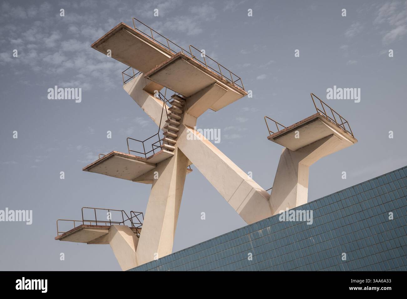 La piscine olympique et ses plongeons au stade multisport Modibo Keita à Bamako, Mali, le 2 mai 2016. La piscine olympique du stade Modibo Keita a été construite en 1967 par l'ex-URSS. Le Mali devait alors accueillir les Jeux africains en 1969, mais ils ont été annulés à la suite d'un coup d'État militaire en 1968. Il a finalement été fermé en 2005 en raison de son état délabré, puis rouvert en 2010 par le président Amadou Toumani Toure (ATT) à la suite de travaux de rénovation effectués par une entreprise chinoise. - 02/05/2016 - Mali/District de Bamako/Bamako - Nicolas Remene/le Pictorium Banque D'Images