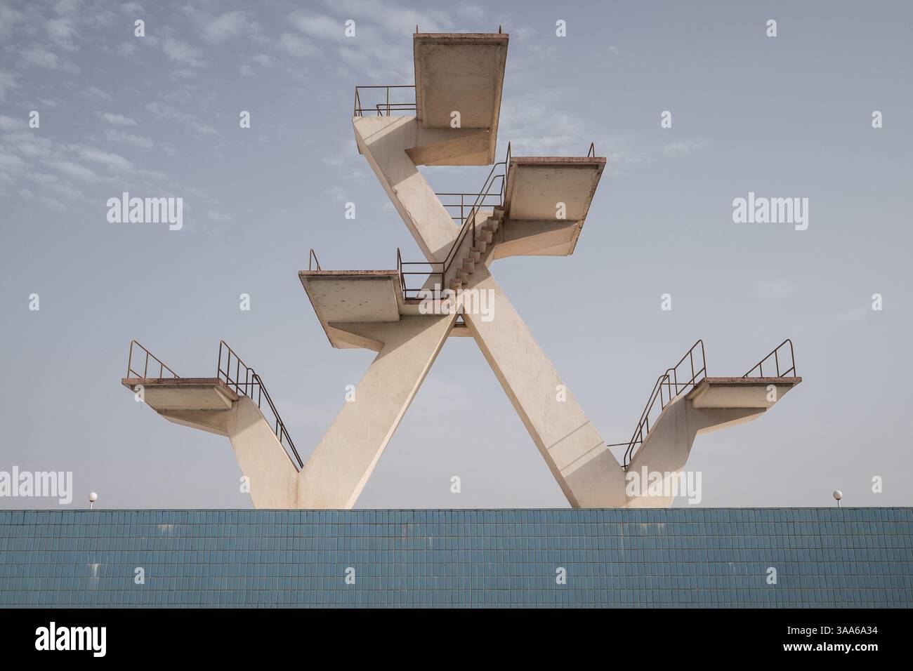 La piscine olympique et ses plongeons au stade multisport Modibo Keita à Bamako, Mali, le 2 mai 2016. La piscine olympique du stade Modibo Keita a été construite en 1967 par l'ex-URSS. Le Mali devait alors accueillir les Jeux africains en 1969, mais ils ont été annulés à la suite d'un coup d'État militaire en 1968. Il a finalement été fermé en 2005 en raison de son état délabré, puis rouvert en 2010 par le président Amadou Toumani Toure (ATT) à la suite de travaux de rénovation effectués par une entreprise chinoise. - 02/05/2016 - Mali/District de Bamako/Bamako - Nicolas Remene/le Pictorium Banque D'Images