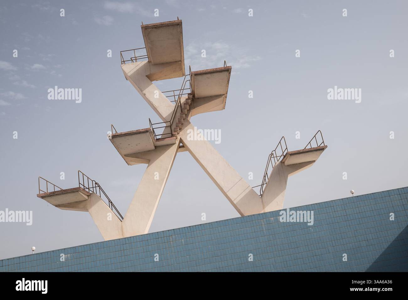 La piscine olympique et ses plongeons au stade multisport Modibo Keita à Bamako, Mali, le 2 mai 2016. La piscine olympique du stade Modibo Keita a été construite en 1967 par l'ex-URSS. Le Mali devait alors accueillir les Jeux africains en 1969, mais ils ont été annulés à la suite d'un coup d'État militaire en 1968. Il a finalement été fermé en 2005 en raison de son état délabré, puis rouvert en 2010 par le président Amadou Toumani Toure (ATT) à la suite de travaux de rénovation effectués par une entreprise chinoise. - 02/05/2016 - Mali/District de Bamako/Bamako - Nicolas Remene/le Pictorium Banque D'Images