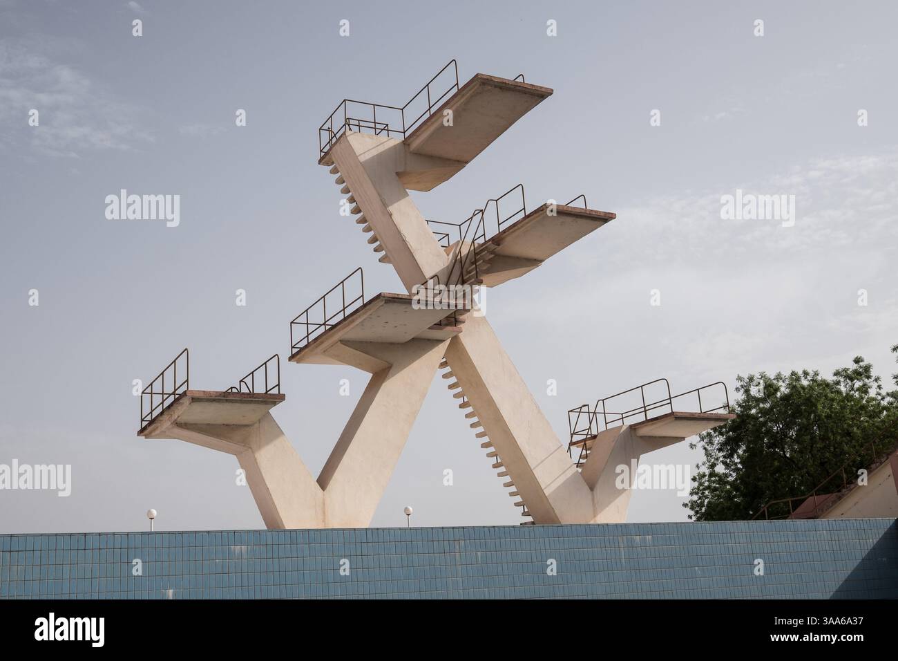 La piscine olympique et ses plongeons au stade multisport Modibo Keita à Bamako, Mali, le 2 mai 2016. La piscine olympique du stade Modibo Keita a été construite en 1967 par l'ex-URSS. Le Mali devait alors accueillir les Jeux africains en 1969, mais ils ont été annulés à la suite d'un coup d'État militaire en 1968. Il a finalement été fermé en 2005 en raison de son état délabré, puis rouvert en 2010 par le président Amadou Toumani Toure (ATT) à la suite de travaux de rénovation effectués par une entreprise chinoise. - 02/05/2016 - Mali/District de Bamako/Bamako - Nicolas Remene/le Pictorium Banque D'Images