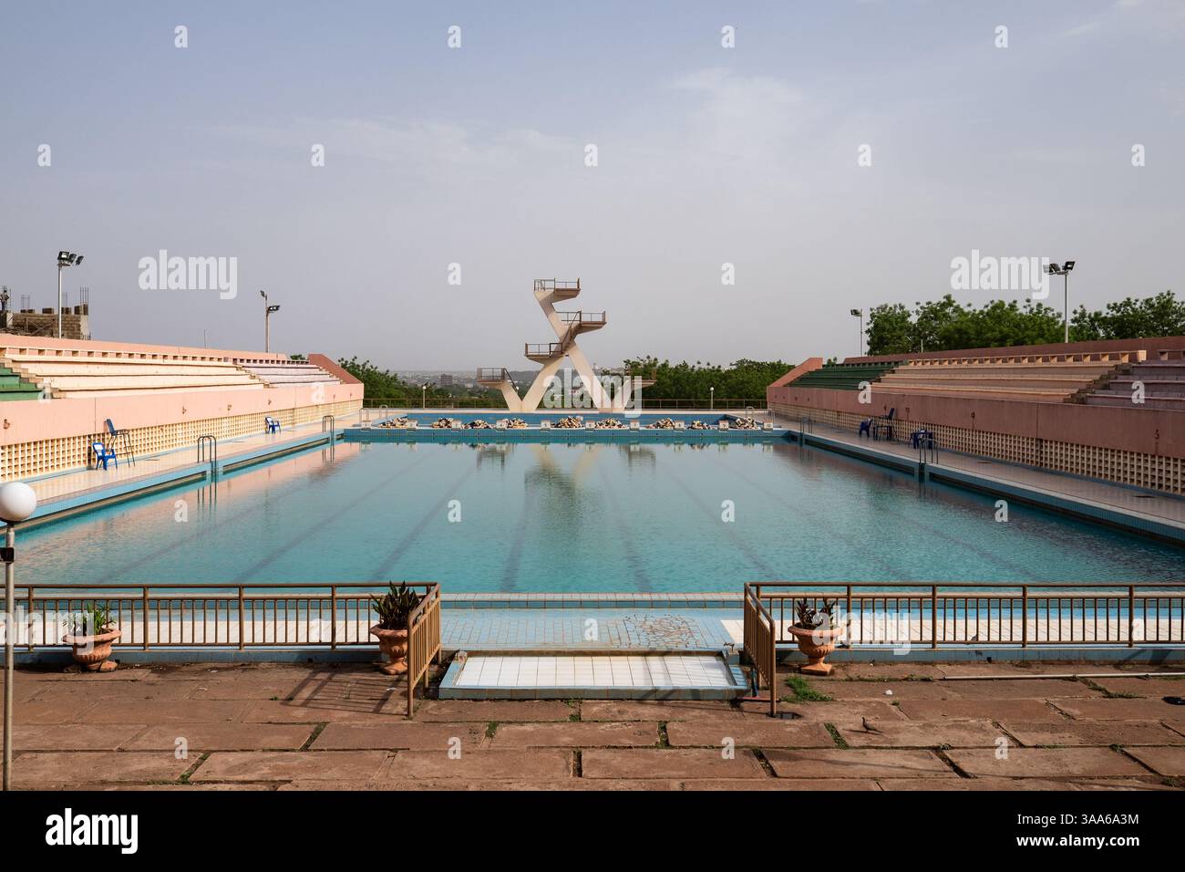La piscine olympique et ses plongeons au stade multisport Modibo Keita à Bamako, Mali, le 2 mai 2016. La piscine olympique du stade Modibo Keita a été construite en 1967 par l'ex-URSS. Le Mali devait alors accueillir les Jeux africains en 1969, mais ils ont été annulés à la suite d'un coup d'État militaire en 1968. Il a finalement été fermé en 2005 en raison de son état délabré, puis rouvert en 2010 par le président Amadou Toumani Toure (ATT) à la suite de travaux de rénovation effectués par une entreprise chinoise. - 02/05/2016 - Mali/District de Bamako/Bamako - Nicolas Remene/le Pictorium Banque D'Images