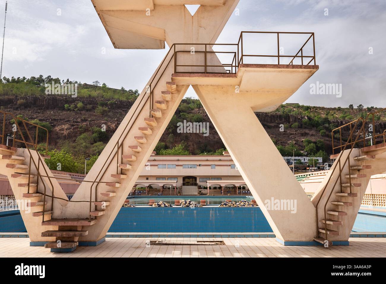 La piscine olympique et ses plongeons au stade multisport Modibo Keita à Bamako, Mali, le 2 mai 2016. La piscine olympique du stade Modibo Keita a été construite en 1967 par l'ex-URSS. Le Mali devait alors accueillir les Jeux africains en 1969, mais ils ont été annulés à la suite d'un coup d'État militaire en 1968. Il a finalement été fermé en 2005 en raison de son état délabré, puis rouvert en 2010 par le président Amadou Toumani Toure (ATT) à la suite de travaux de rénovation effectués par une entreprise chinoise. - 02/05/2016 - Mali/District de Bamako/Bamako - Nicolas Remene/le Pictorium Banque D'Images
