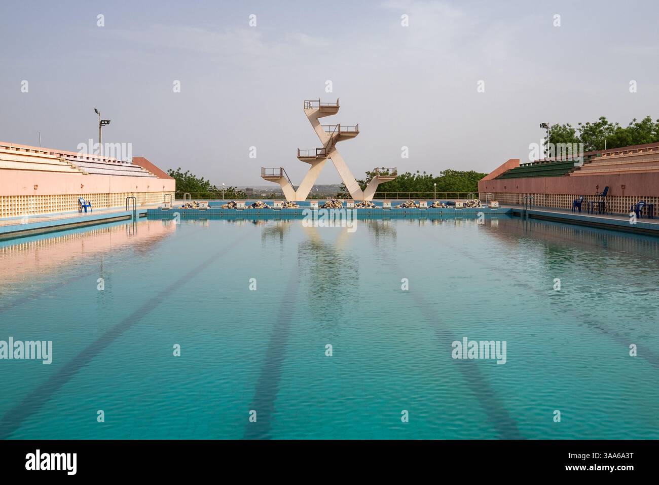 La piscine olympique et ses plongeons au stade multisport Modibo Keita à Bamako, Mali, le 2 mai 2016. La piscine olympique du stade Modibo Keita a été construite en 1967 par l'ex-URSS. Le Mali devait alors accueillir les Jeux africains en 1969, mais ils ont été annulés à la suite d'un coup d'État militaire en 1968. Il a finalement été fermé en 2005 en raison de son état délabré, puis rouvert en 2010 par le président Amadou Toumani Toure (ATT) à la suite de travaux de rénovation effectués par une entreprise chinoise. - 02/05/2016 - Mali/District de Bamako/Bamako - Nicolas Remene/le Pictorium Banque D'Images