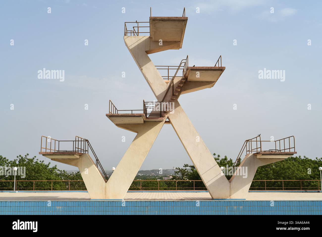 La piscine olympique et ses plongeons au stade multisport Modibo Keita à Bamako, Mali, le 2 mai 2016. La piscine olympique du stade Modibo Keita a été construite en 1967 par l'ex-URSS. Le Mali devait alors accueillir les Jeux africains en 1969, mais ils ont été annulés à la suite d'un coup d'État militaire en 1968. Il a finalement été fermé en 2005 en raison de son état délabré, puis rouvert en 2010 par le président Amadou Toumani Toure (ATT) à la suite de travaux de rénovation effectués par une entreprise chinoise. - 02/05/2016 - Mali/District de Bamako/Bamako - Nicolas Remene/le Pictorium Banque D'Images