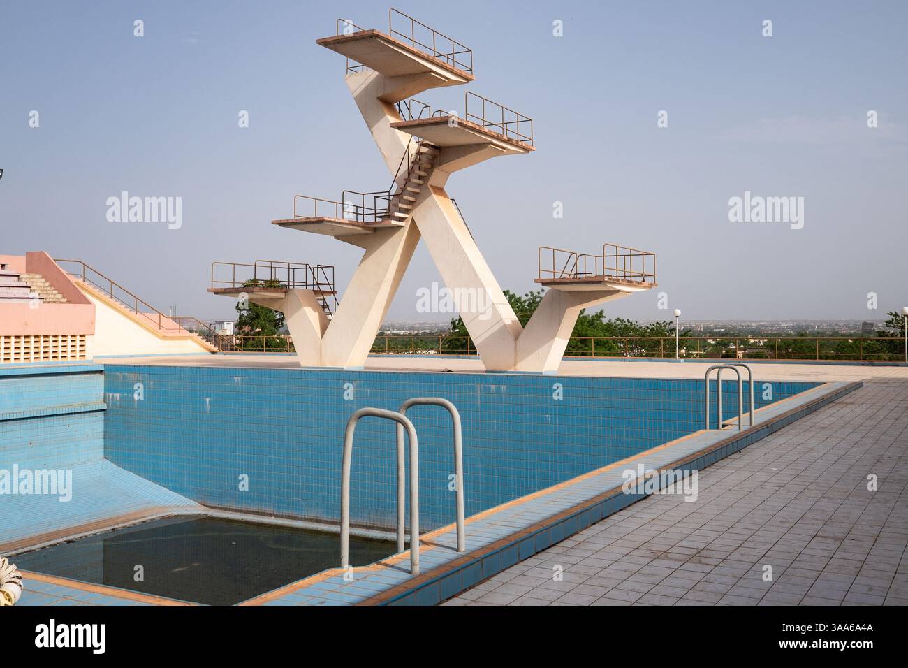 La piscine olympique et ses plongeons au stade multisport Modibo Keita à Bamako, Mali, le 2 mai 2016. La piscine olympique du stade Modibo Keita a été construite en 1967 par l'ex-URSS. Le Mali devait alors accueillir les Jeux africains en 1969, mais ils ont été annulés à la suite d'un coup d'État militaire en 1968. Il a finalement été fermé en 2005 en raison de son état délabré, puis rouvert en 2010 par le président Amadou Toumani Toure (ATT) à la suite de travaux de rénovation effectués par une entreprise chinoise. - 02/05/2016 - Mali/District de Bamako/Bamako - Nicolas Remene/le Pictorium Banque D'Images