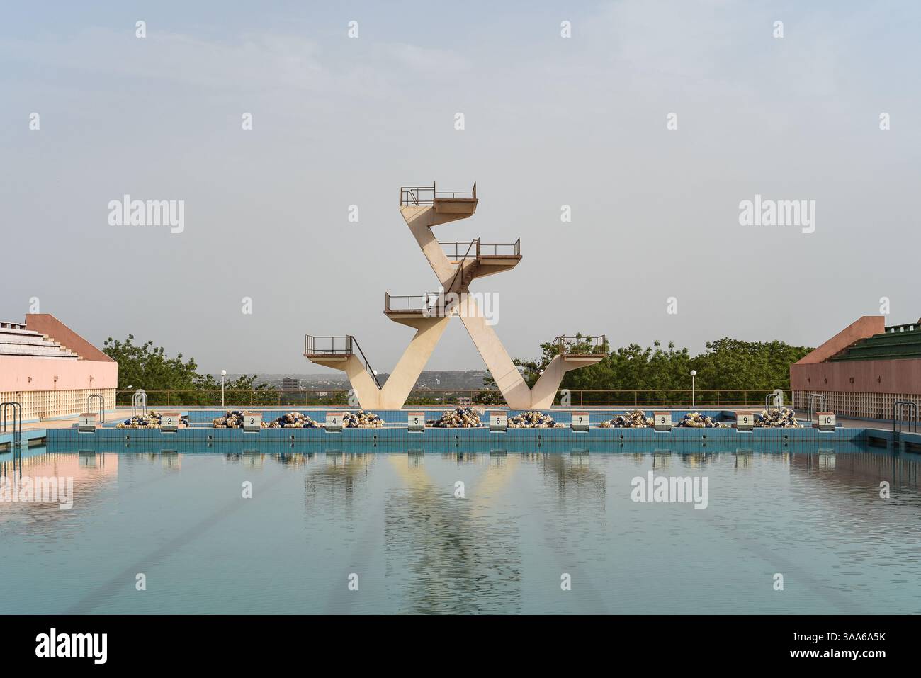 La piscine olympique et ses plongeons au stade multisport Modibo Keita à Bamako, Mali, le 2 mai 2016. La piscine olympique du stade Modibo Keita a été construite en 1967 par l'ex-URSS. Le Mali devait alors accueillir les Jeux africains en 1969, mais ils ont été annulés à la suite d'un coup d'État militaire en 1968. Il a finalement été fermé en 2005 en raison de son état délabré, puis rouvert en 2010 par le président Amadou Toumani Toure (ATT) à la suite de travaux de rénovation effectués par une entreprise chinoise. - 02/05/2016 - Mali/District de Bamako/Bamako - Nicolas Remene/le Pictorium Banque D'Images