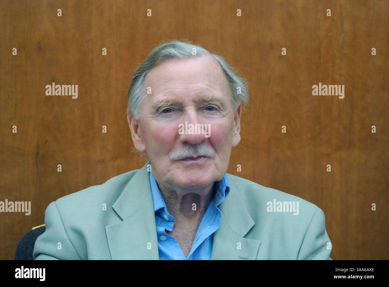 Leslie Phillips, acteur anglais, a acquis de la notoriété dans les années 1950, jouant des rôles comiques de classe supérieure en utilisant ses slogans 'Ding dong' et 'Hello' Banque D'Images
