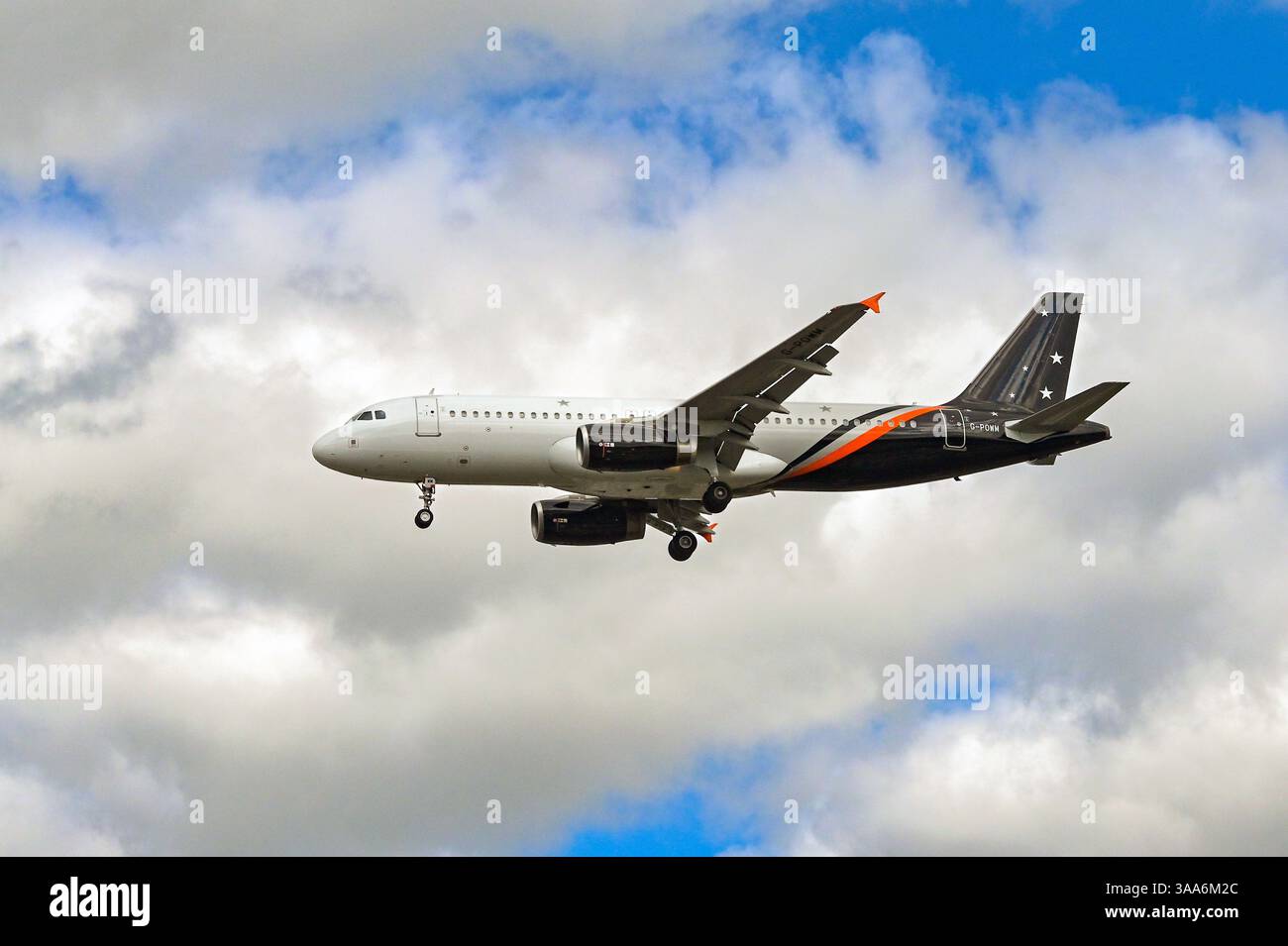 Londres, Angleterre, Royaume-Uni - 1er août 2023 : Airbus A321 avion de passagers (immatriculé G-POWN) exploité en vol par Titan Airways en tant qu'avion charter Banque D'Images