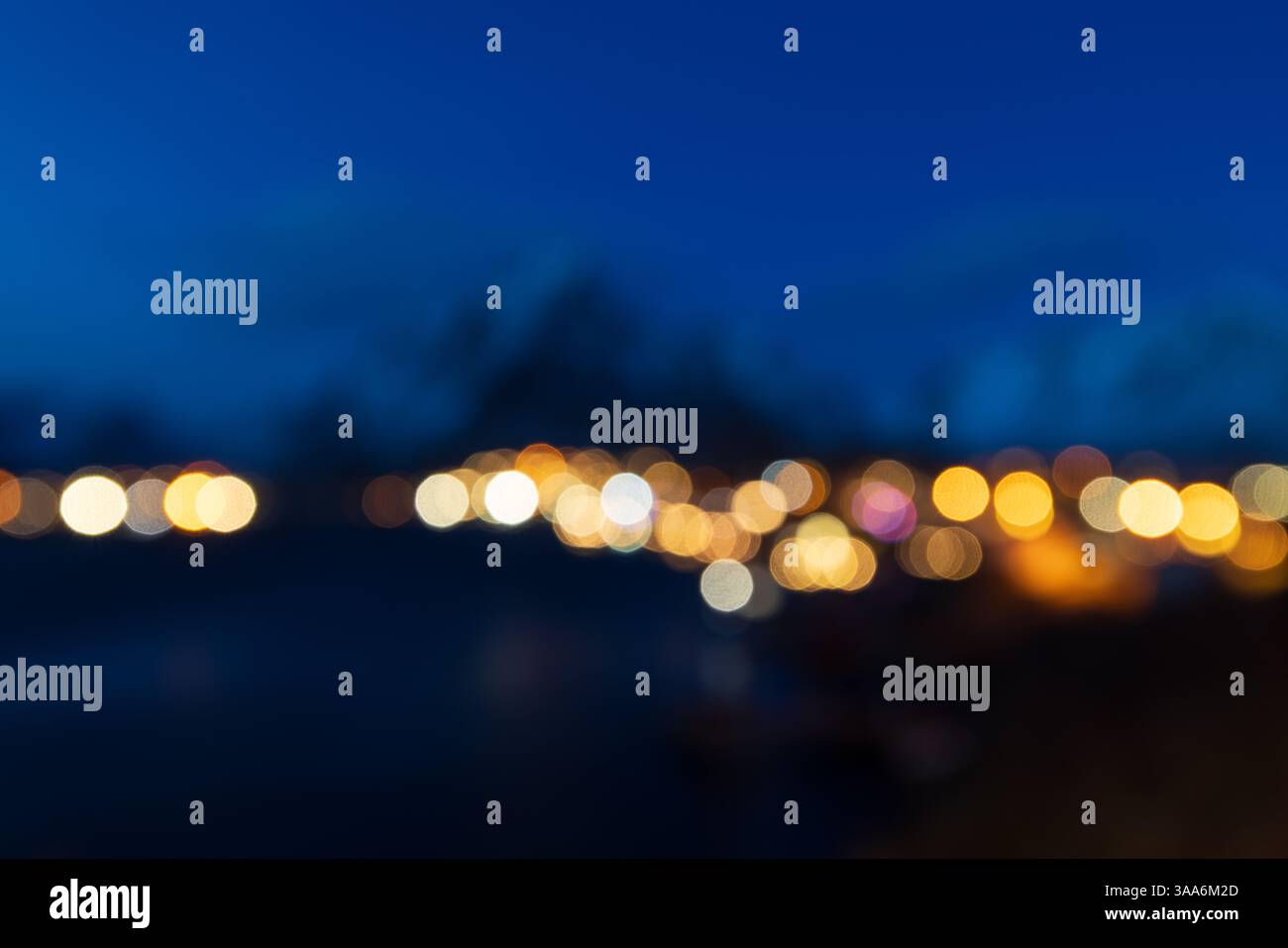 Reine zur blauen Stunde im Winter auf den Lofoten en norvégien Banque D'Images