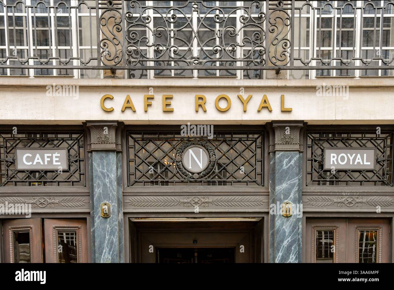 Londres, Angleterre, Royaume-Uni - 27 juin 2023 : vue extérieure avant du célèbre Cafe Royal Hotel and Restaurant dans le centre de Londres Banque D'Images