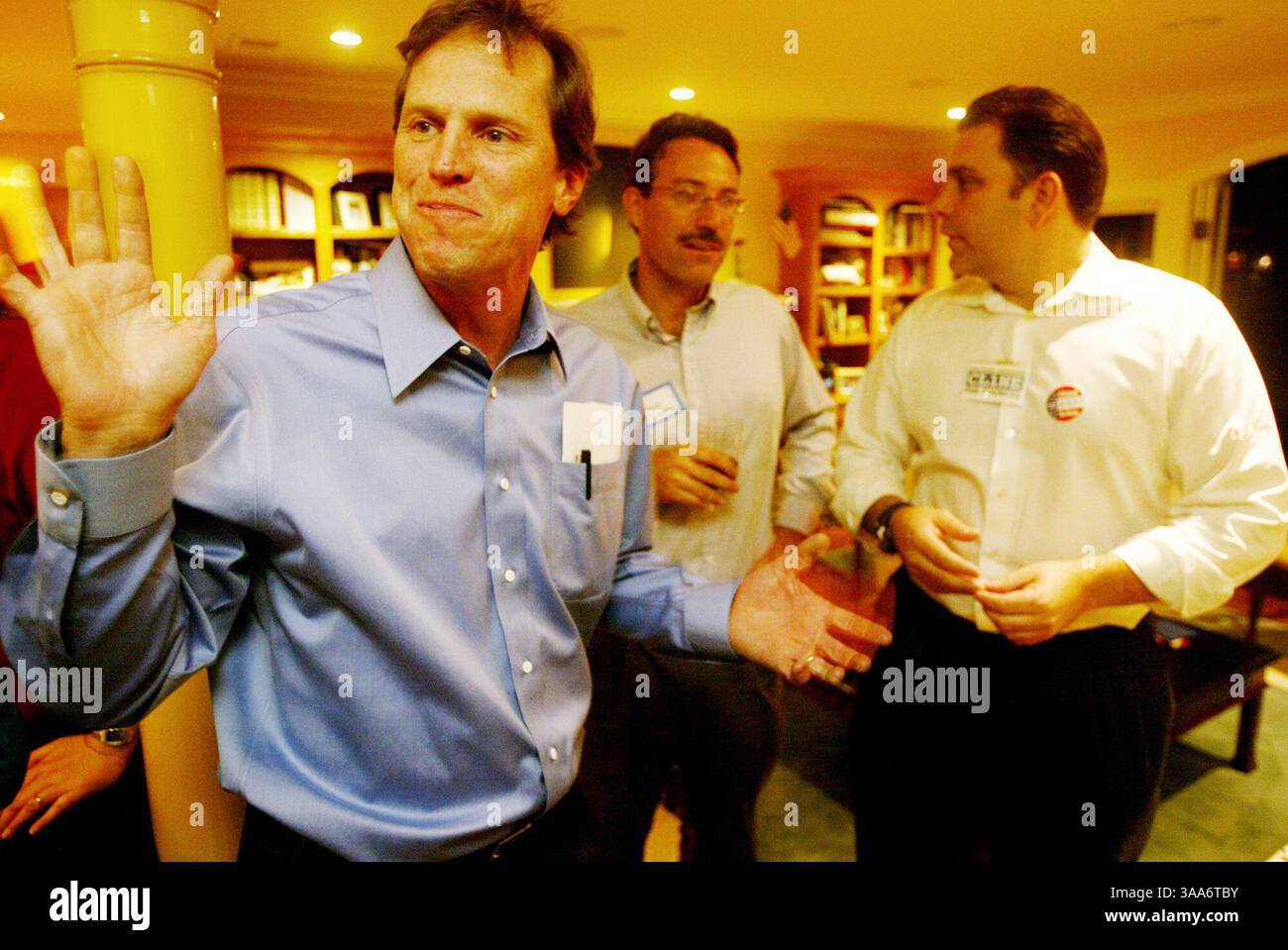 07 nov. 2006 ; San Mateo, CA, États-Unis ; les candidats au conseil municipal de Menlo Park HEYWARD ROBINSON, à gauche, VINCENT BRESSLER, au centre, et RICHARD CLINE assistent à une soirée électorale. Crédit obligatoire : photo de Matthew Sumner/San Mateo County Times/ZUMA Press. (©) Copyright 2006 par San Mateo County Times Banque D'Images