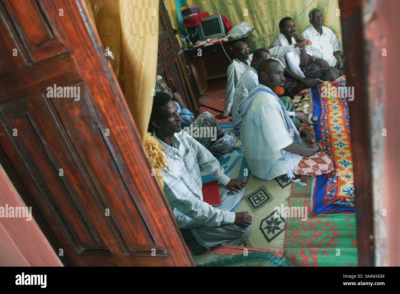 22 septembre 2005 ; Galkaayo, Puntland, SOMALIE ; la Somalie récemment autonome est menacée par l'expansion et les combats de l'UIC qui pourraient engloutir toute la Corne de l'Afrique dans un conflit renouvelé. Sur la photo, des aînés du sud de Galkaayo se réunissent dans un hôtel pour discuter des perspectives futures de dialogue sur la consolidation de la paix ainsi que du récent démantèlement de la ligne de division imaginaire de la ville entre les clans Habar-Gidir et Darod. Crédit obligatoire : photo de Ryan Anson/ZUMA Press. (©) Copyright 2005 par Ryan Anson Banque D'Images