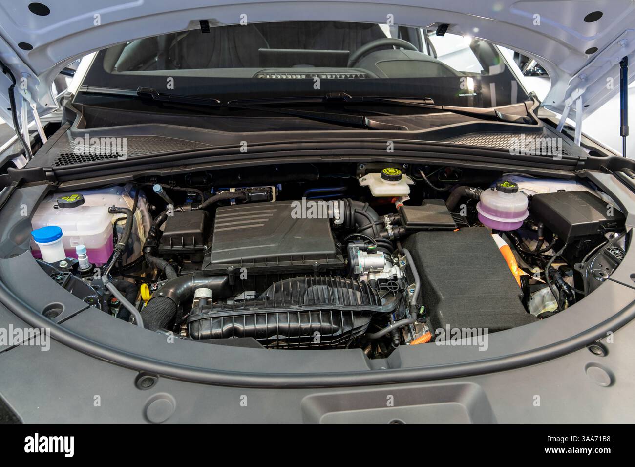 Voiture Hybryd avec capot ouvert. Gros plan sur l'onduleur et le moteur. Banque D'Images