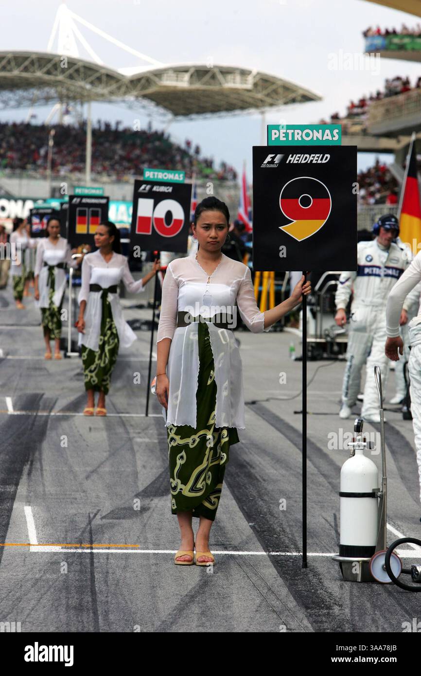 Avril 08, 2007 - Sepang, Kuala Lumpur, Malaisie - Grid girls. Championnat du monde de formule 1, route 2, Grand Prix de Malaisie, course, Sepang, Malaisie, dimanche 8 avril 2007. (Crédit image : © Sutton Motorsports/ZUMA Press) RESTRICTIONS : DROITS en Amérique du Nord et du Sud SEULEMENT ! Banque D'Images