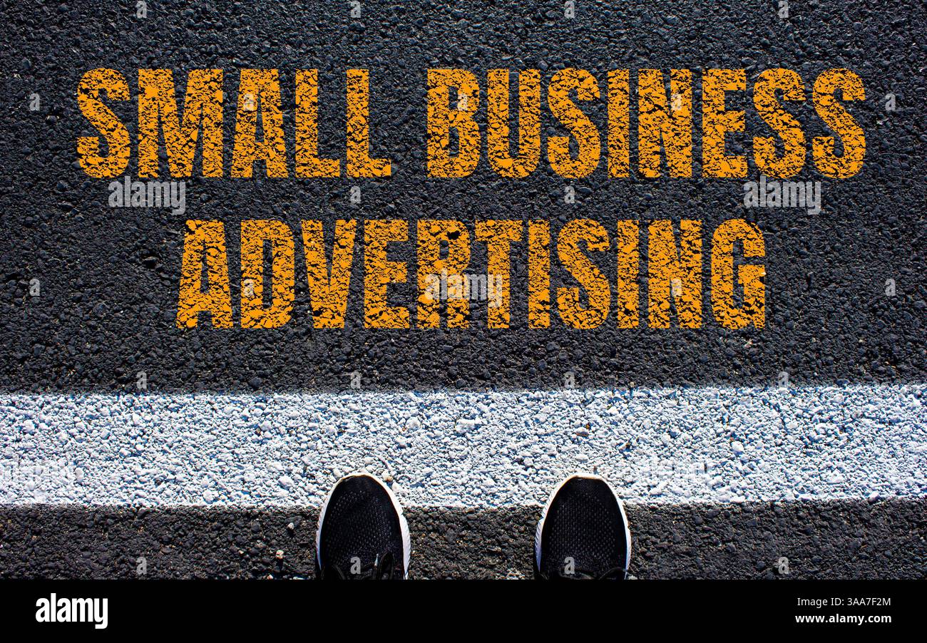 Message publicitaire de petite entreprise écrit sur la route asphaltée. Symbole publicitaire conceptuel de petite entreprise. Copier l'espace. Banque D'Images