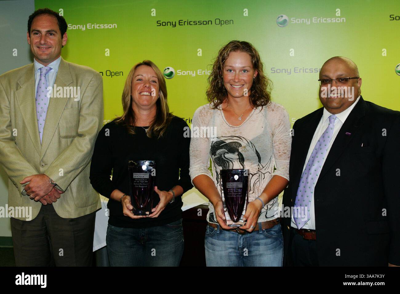 23 mars 2007 - Miami, FL, États-Unis - LARRY SCOTT, PDG de la WTA, avec l'équipe de l'année 2006 de Sony Ericsson WTA double LISA RAYMOND, des États-Unis, et SAMANTHA STOSUR, de l'Australie. (Crédit image : © Carlos Tischler/ZUMA Press) Banque D'Images