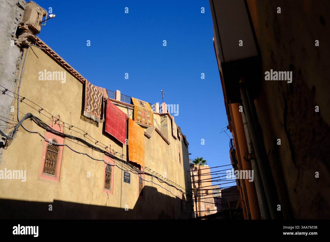 01 Jan 2025, Marrakech, Maroc - tapis faits main colorés suspendus à sécher dans les rues de Marrakech, Maroc Banque D'Images