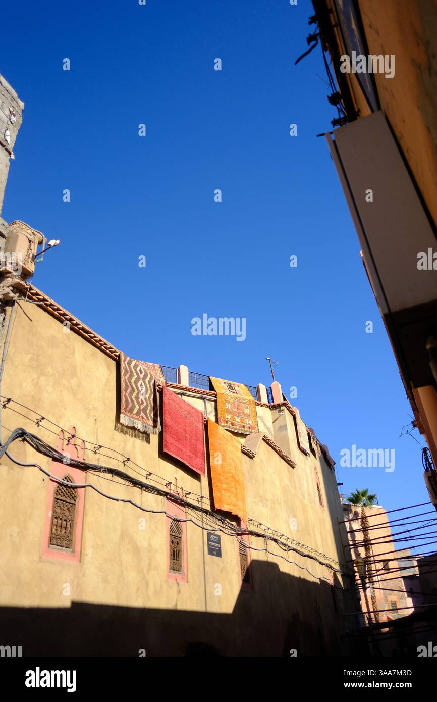 01 Jan 2025, Marrakech, Maroc - tapis faits main colorés suspendus à sécher dans les rues de Marrakech, Maroc Banque D'Images