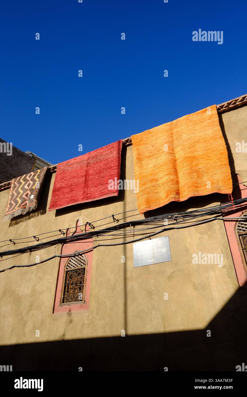 01 Jan 2025, Marrakech, Maroc - tapis faits main colorés suspendus à sécher dans les rues de Marrakech, Maroc Banque D'Images