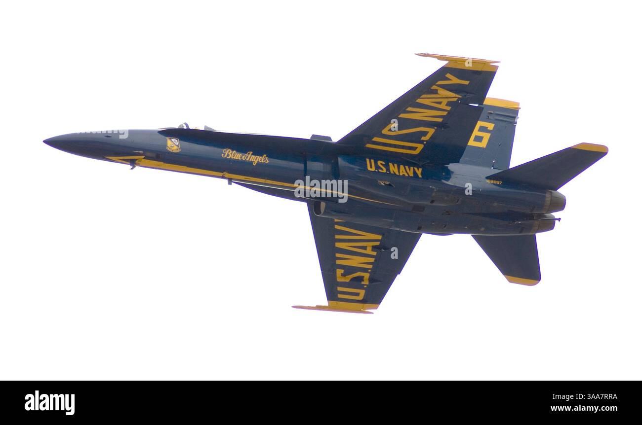 21 avril 2007 - Tucson, AZ, Etats-Unis - Un jet Navy Blue Angel s'est écrasé lors d'un spectacle aérien samedi, plongeant dans un quartier de petites maisons et de remorques et tuant le pilote, a déclaré le coroner du comté. PHOTO : 17 mars 2007 - L'un des membres de l'équipe de six hommes du Blue Angeles de l'US Navy est passé au-dessus de la piste d'atterrissage de la base aérienne Davis Monthan pendant leur partie du spectacle aérien. ê (crédit image : © Gary Williams/ZUMA Press) Banque D'Images