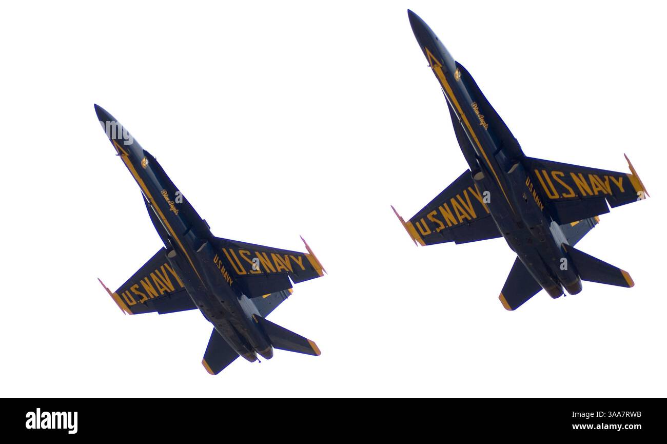 21 avril 2007 - Tucson, AZ, Etats-Unis - Un jet Navy Blue Angel s'est écrasé lors d'un spectacle aérien samedi, plongeant dans un quartier de petites maisons et de remorques et tuant le pilote, a déclaré le coroner du comté. PHOTO : 17 mars 2007 - les membres de l'équipe de six hommes du Blue Angeles de l'US Navy sont passés au-dessus de la piste d'atterrissage de la base aérienne Davis Monthan pendant leur partie du spectacle aérien. ê (crédit image : © Gary Williams/ZUMA Press) Banque D'Images