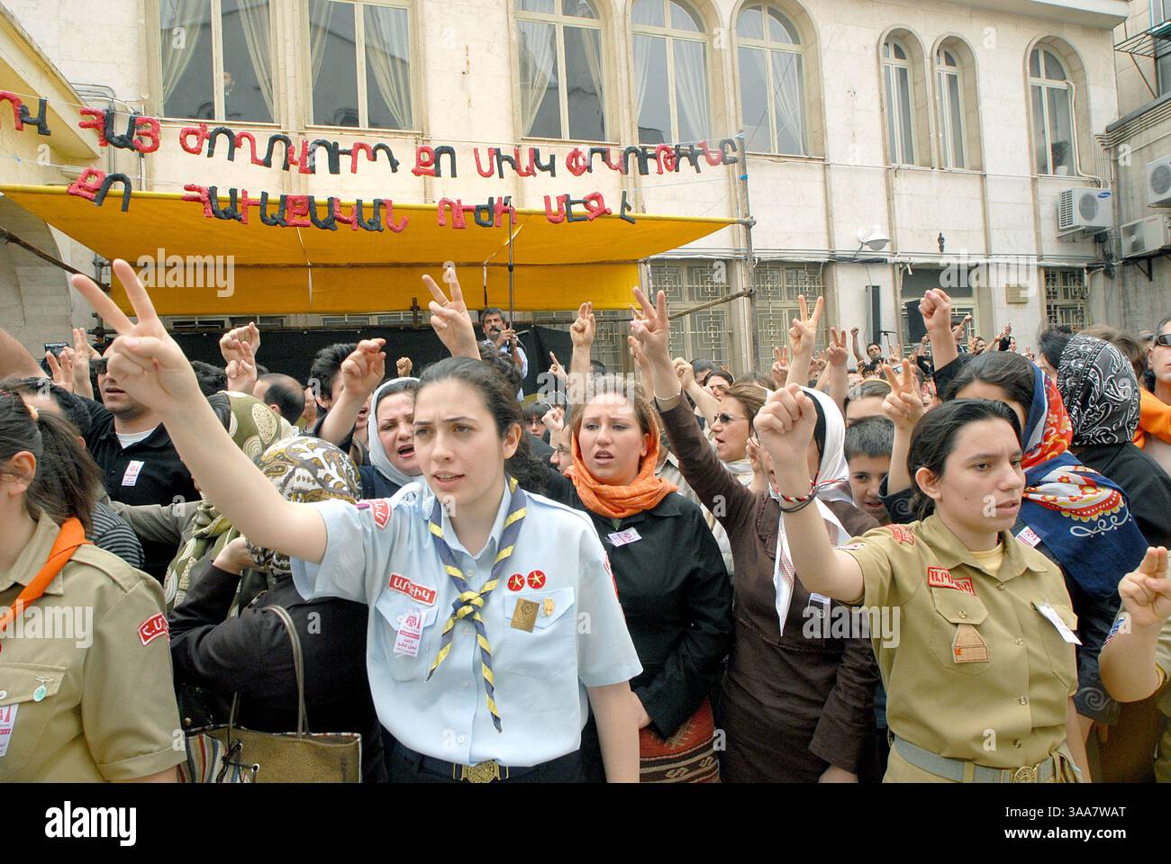 24 avril 2007 - Téhéran, Iran - les Irano-Arméniens scandent des slogans anti-turcs lors d'une manifestation à l'occasion du 92ème anniversaire du génocide turc des Arméniens à l'église Saint Serkis à Téhéran, Iran. Herand Dink, un rédacteur et journaliste arménien tué, a été abattu par un nationaliste turc en janvier pour avoir défendu les droits des Turcs arméniens. (Crédit image : © Siavash Habibollahi/ZUMA Press) Banque D'Images