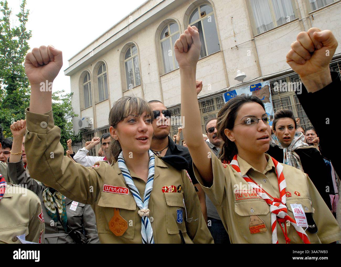 24 avril 2007 - Téhéran, Iran - les Irano-Arméniens scandent des slogans anti-turcs lors d'une manifestation à l'occasion du 92ème anniversaire du génocide turc des Arméniens à l'église Saint Serkis à Téhéran, Iran. Herand Dink, un rédacteur et journaliste arménien tué, a été abattu par un nationaliste turc en janvier pour avoir défendu les droits des Turcs arméniens. (Crédit image : © Siavash Habibollahi/ZUMA Press) Banque D'Images