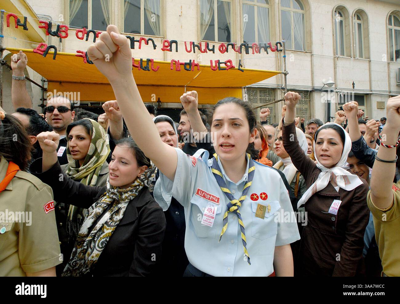24 avril 2007 - Téhéran, Iran - les Irano-Arméniens scandent des slogans anti-turcs lors d'une manifestation à l'occasion du 92ème anniversaire du génocide turc des Arméniens à l'église Saint Serkis à Téhéran, Iran. Herand Dink, un rédacteur et journaliste arménien tué, a été abattu par un nationaliste turc en janvier pour avoir défendu les droits des Turcs arméniens. (Crédit image : © Siavash Habibollahi/ZUMA Press) Banque D'Images