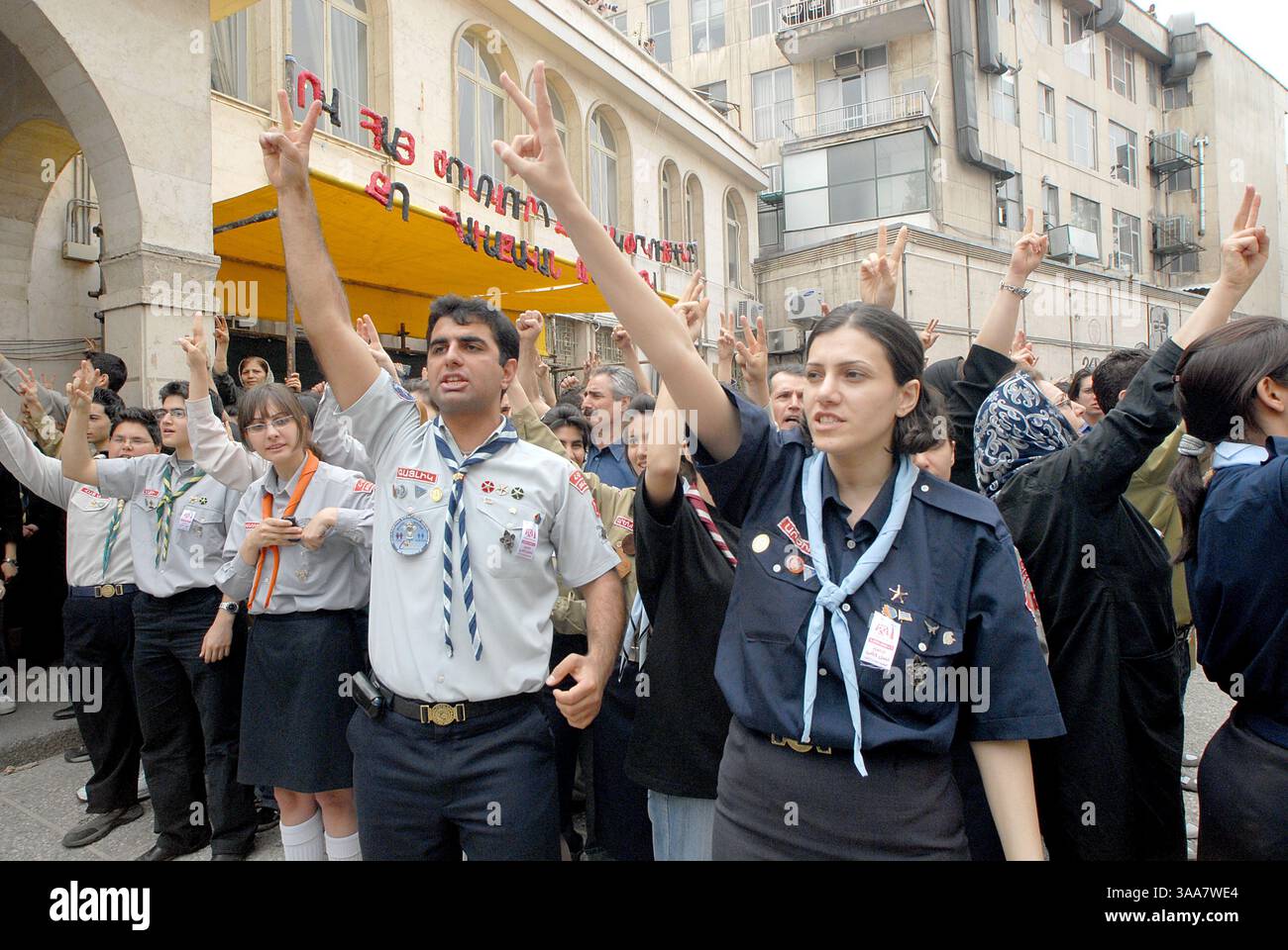 24 avril 2007 - Téhéran, Iran - les Irano-Arméniens scandent des slogans anti-turcs lors d'une manifestation à l'occasion du 92ème anniversaire du génocide turc des Arméniens à l'église Saint Serkis à Téhéran, Iran. Herand Dink, un rédacteur et journaliste arménien tué, a été abattu par un nationaliste turc en janvier pour avoir défendu les droits des Turcs arméniens. (Crédit image : © Siavash Habibollahi/ZUMA Press) Banque D'Images
