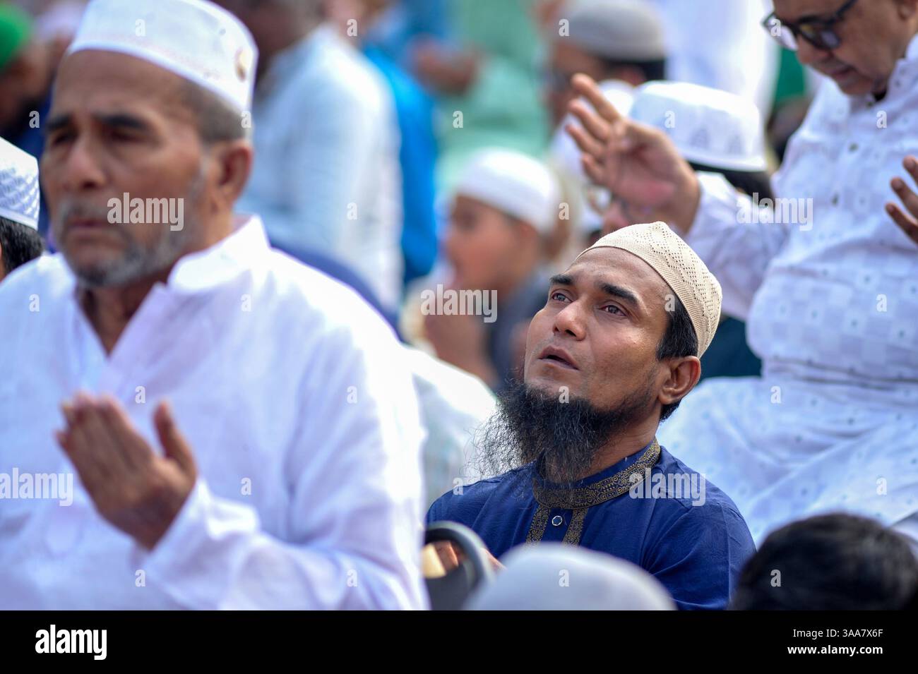 Chittagong, Bangladesh. 31 mars 2025. Un musulman priant Eid-ul-Fitr à la mosquée Jamiatul Falah, qui est l'une des célébrations islamiques les plus attendues, marquant la fin du Ramadan avec des prières festives, des rassemblements et des festivités. Le 31 mars 2025 à Chittagong, Bangladesh. (Photo de MD Rafayat Haque Khan/ crédit : Eyepix Group/Alamy Live News Banque D'Images