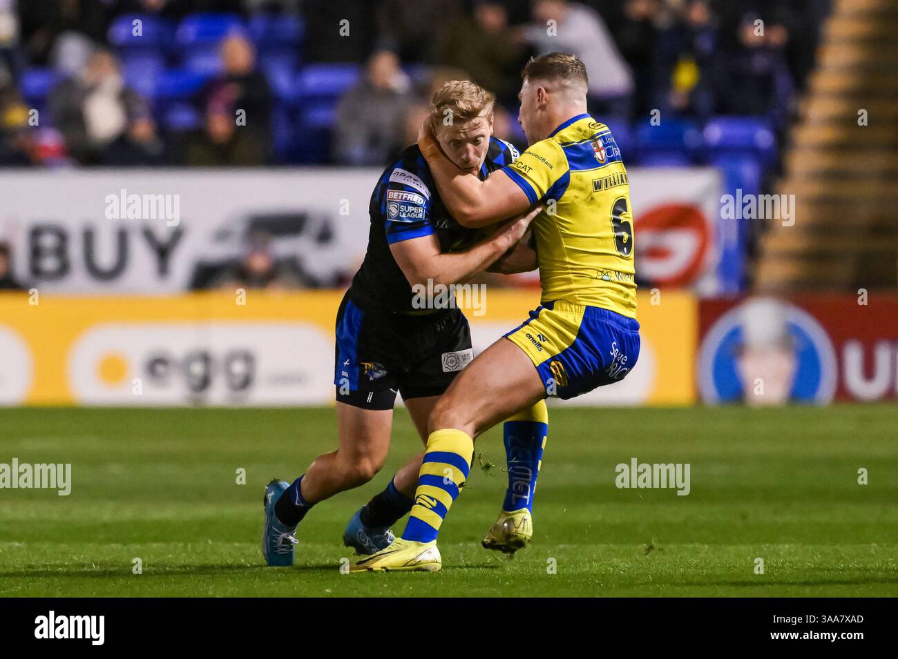 WARRINGTON, ANGLETERRE - 28 MARS 2025 : Lachie Miller de Leeds Rhinos est affrontée par George Williams de Warrington Wolves lors de la Betfred Super League Banque D'Images