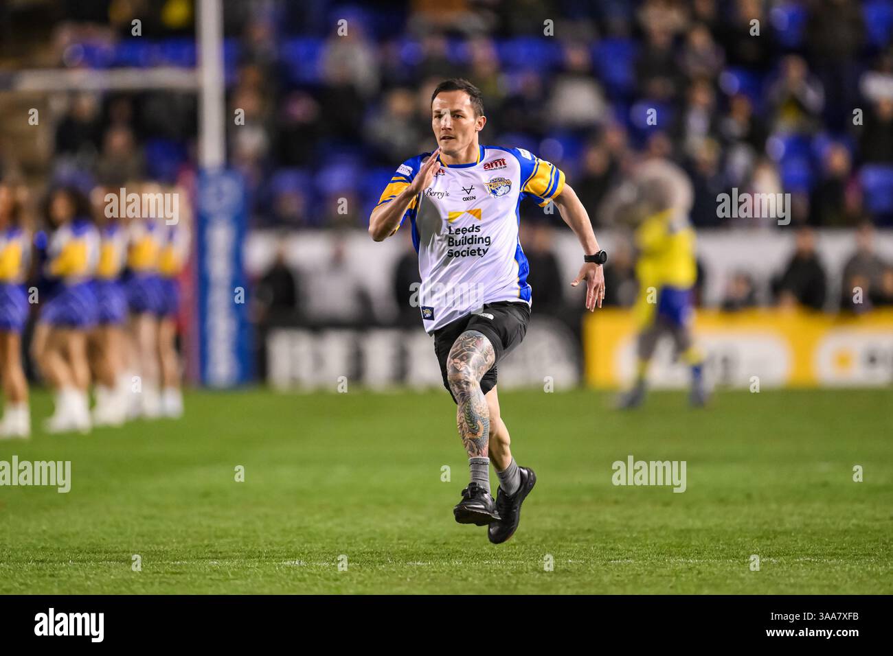 WARRINGTON, ANGLETERRE - 28 MARS 2025 : le boxeur professionnel a Leeds Rhino Fan Josh Warrington court le Wire Flyer à la mi-temps pendant le Betfred Super Banque D'Images