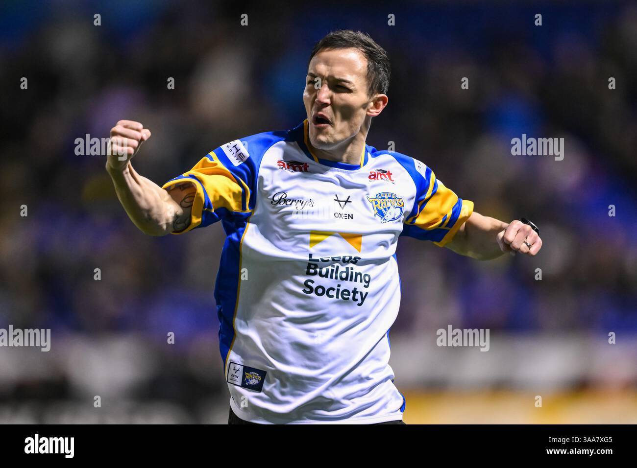 WARRINGTON, ANGLETERRE - 28 MARS 2025 : le boxeur professionnel a Leeds Rhino Fan Josh Warrington célèbre avec les fans de Leeds Rhino après sa course avec th Banque D'Images