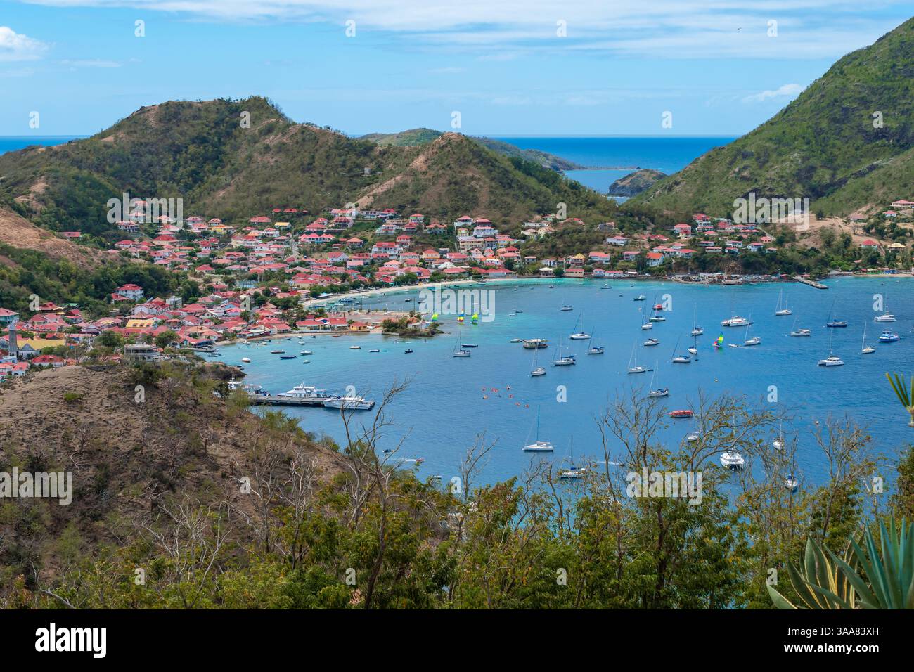 Terre-de-Haut, Guadeloupe. Ville le long de Harbor Bay. Vue aérienne. Banque D'Images