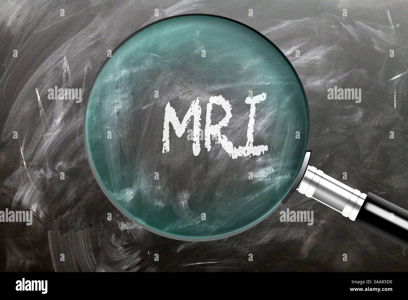 IRM - apprendre, étudier et inspecter. Examiner de plus près l'irm. Une loupe agrandissant le mot "mri" écrit sur un tableau noir Banque D'Images