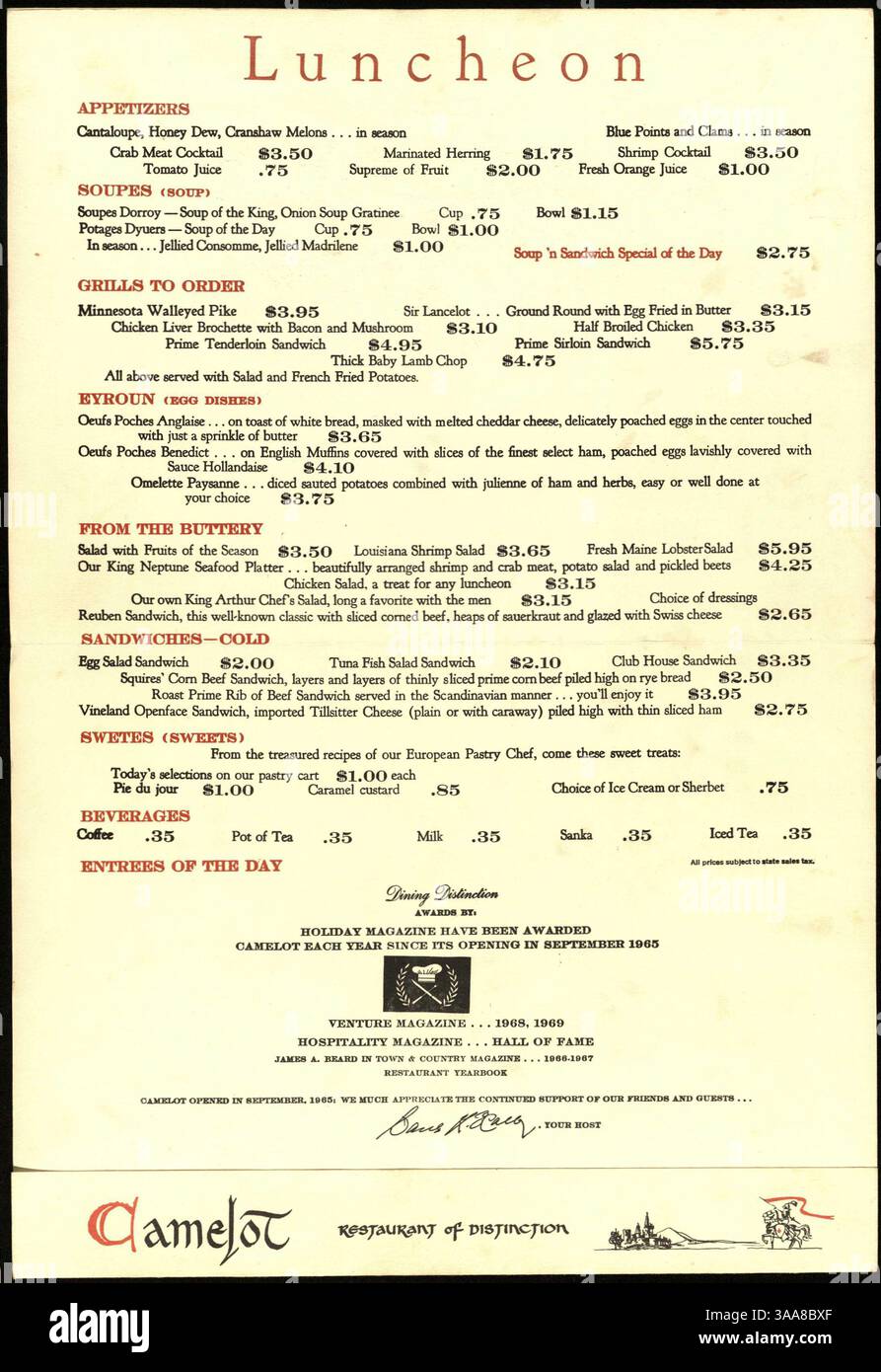 Le menu Camelot Luncheon présente un design à deux plis dans une orientation horizontale. La couverture avant rouge affiche des croquis de la nourriture et de la faune du pays. Le menu comprend une variété d'offres telles que des hors-d'œuvre, des soupes, des plats « grillades sur commande », eyroun (plats à base d'œufs), des salades, des sandwichs froids, des desserts, et boissons. Banque D'Images