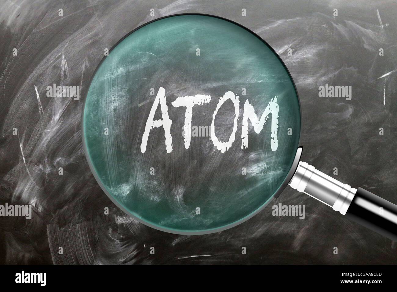 ATOM - apprendre, étudier et inspecter. Regarder de plus près l'atome. Une loupe agrandissant le mot « atome » écrit sur un tableau noir Banque D'Images