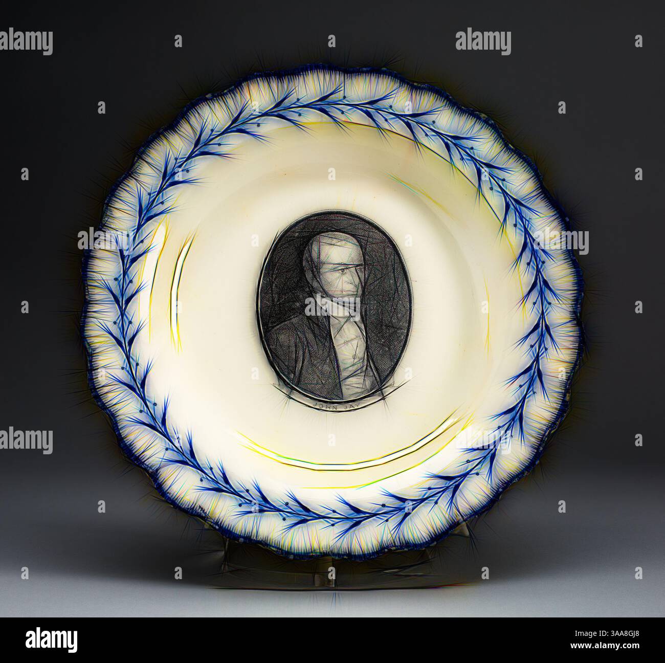 Une plaque décorative avec un portrait central encadré par un motif complexe de plumes bleues, combinant élégance classique avec une touche artistique unique., Art classique avec une touche moderne réinventée par Artotop, basé sur Soup plate, c. 1790, anglais pour le marché américain, Leeds, Angleterre, Creamware, Diam. 24,3 cm (9 9/16 po) Banque D'Images