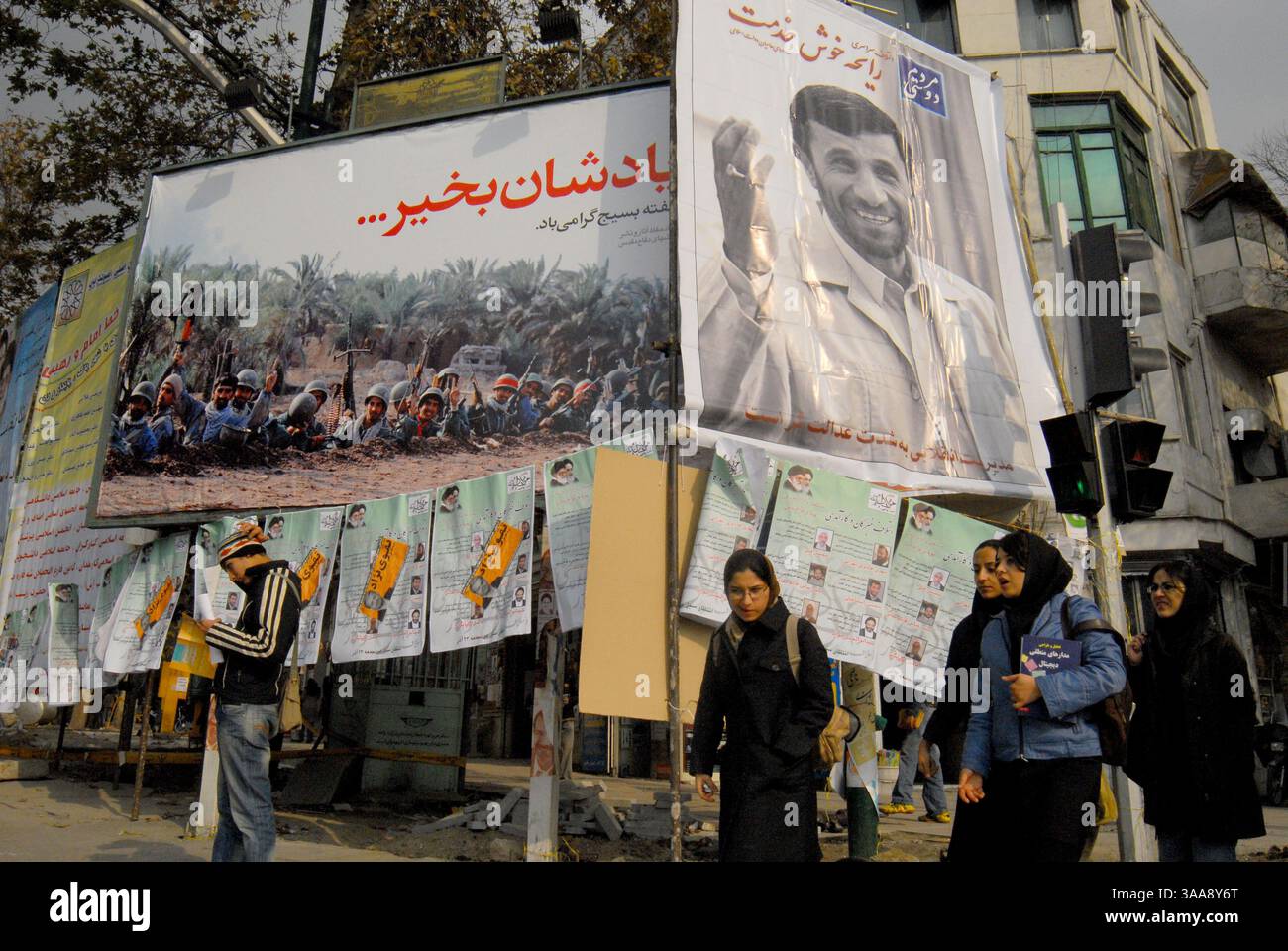 14 décembre 2006 - Téhéran, IRAN - des Iraniens passant devant des affiches des canidats iraniens sur la place Valiasr de Téhéran. Les élections municipales iraniennes et les élections de l'Assemblée des experts se tiendront simultanément le 15 décembre. Photo de Siavash Habibollahi/ZUMA Press. Banque D'Images