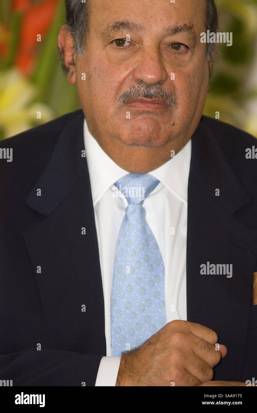 10 mars 2006 ; Chihuahua, Chihuahua, MEXIQUE ; CARLOS SLIM HELU, financier mexicain et homme le plus riche d'Amérique latine, préside à une réunion de l'Accord de Chapultepec qu'il a convoquée pour tenter de parvenir à un consensus national entre les secteurs politique, social et économique du pays. La réunion montrée ici a eu lieu à Chihuahua, Chihuahua, Mexique. Crédit obligatoire : photo de Keith Dannemiller/ZUMA KPA. (©) Copyright 2006 par Keith Dannemiller Banque D'Images