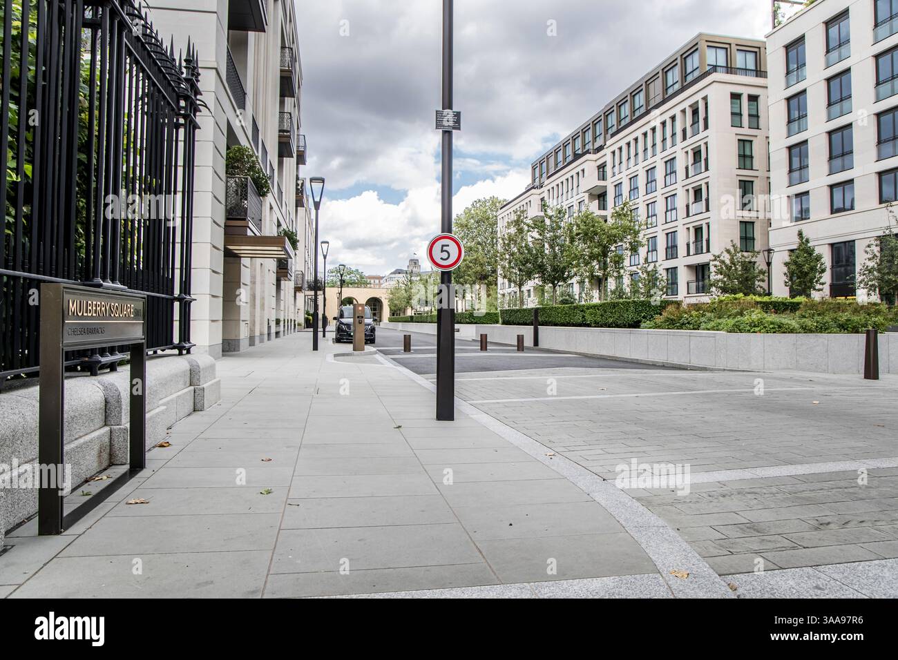Londres, Royaume-Uni- 6 août 2023 : Mulberry Square Chelsea Barracks nouveaux immeubles d'appartements haut de gamme. Banque D'Images