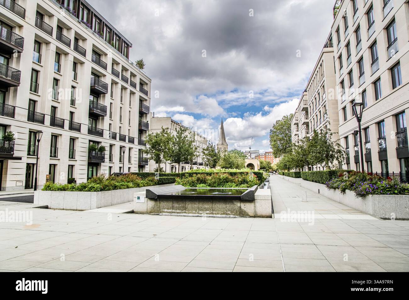 Londres, Royaume-Uni- 6 août 2023 : Mulberry Square Chelsea Barracks nouveaux immeubles d'appartements haut de gamme. Banque D'Images