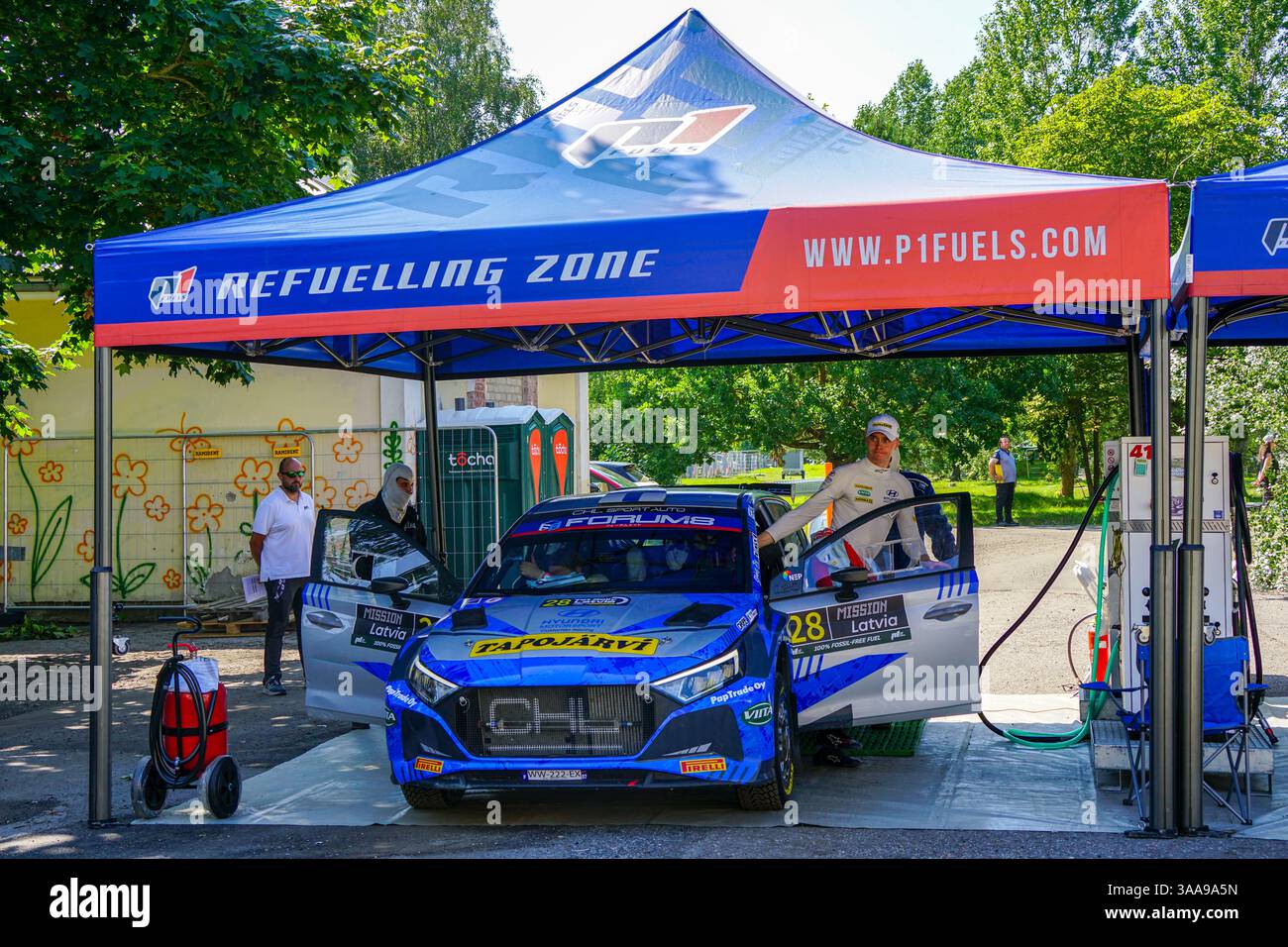 Liepaja, Lettonie - 20 juillet 2024 : station-service pour les voitures de rallye WRC 2024 Rally Latvia, zone de ravitaillement des voitures de rallye Banque D'Images