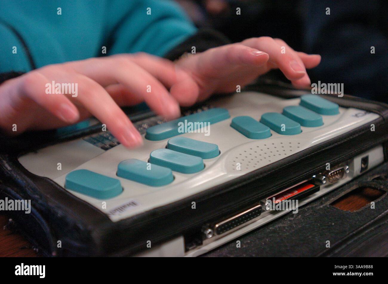 Caitlin Hernandez écrit à l'aide de sa machine à écrire en braille pendant la classe à San Ranon Haut Avlley à Danville (Californie) le vendredi 12 janvier 2007. (DAN/ROSENSTRAUCH Contra Costa Times) Banque D'Images
